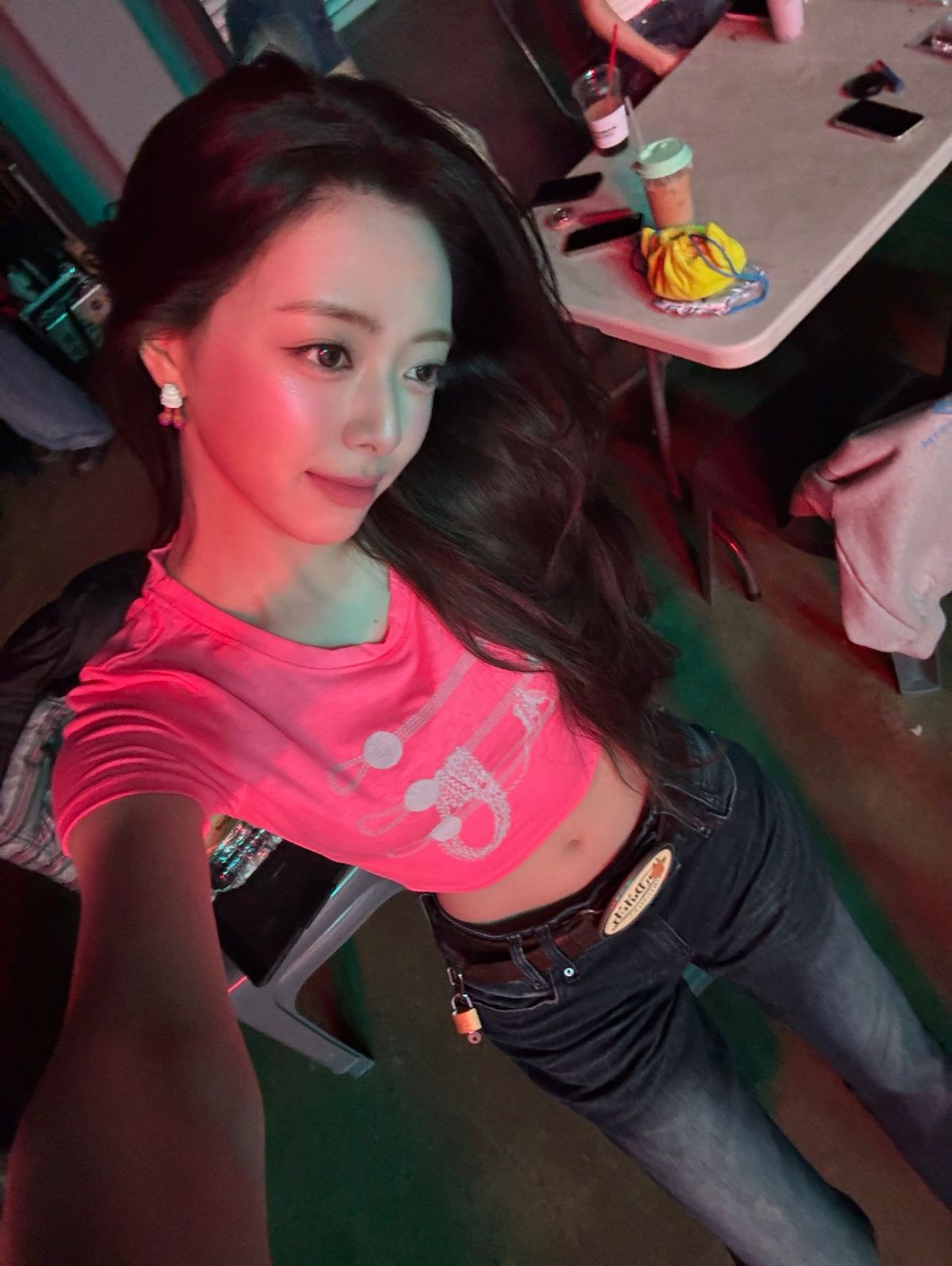 유나의 네온 코디. 인스타그램 @igotyuandme