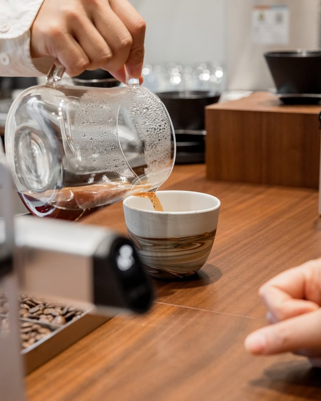  원두의 재배 과정부터 커피의 맛까지 큐레이션 해 하나의 커피 전시 같은 경험을 할 수 있는 블랙로드 커피 성수. 인스타그램 @black_road_seongsu