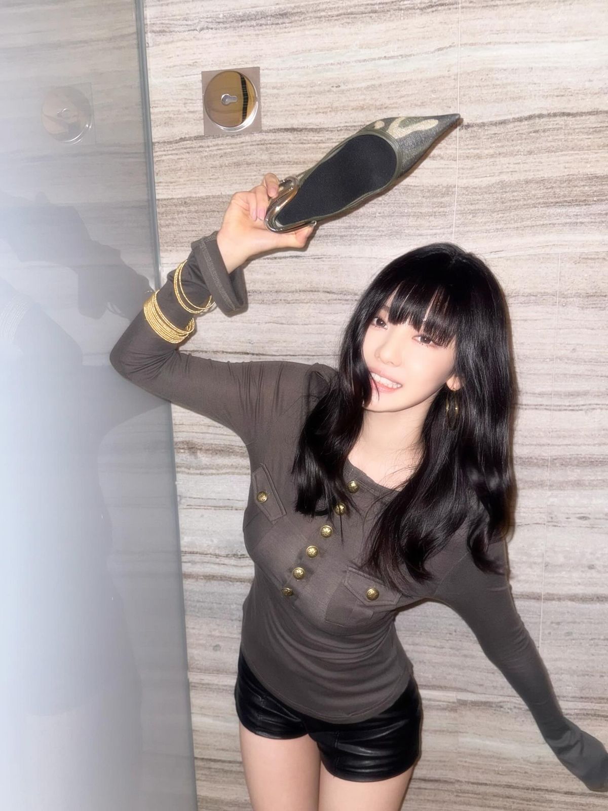 닝닝의 긴팔 티셔츠 코디. 인스타그램 @imnotningning