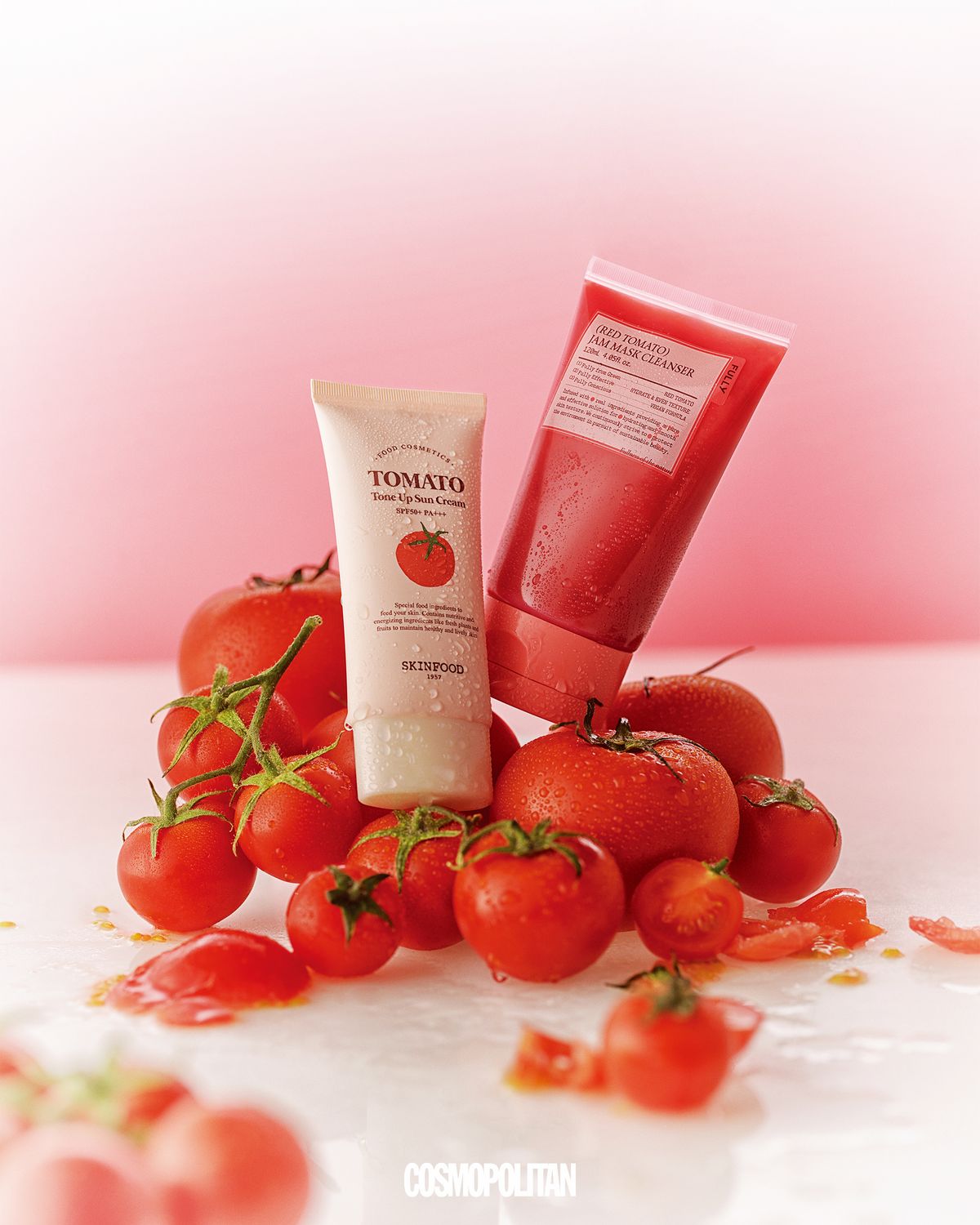 (왼쪽부터)토마토 톤 업 선크림 1만6천원 Skinfood 피부 톤 개선과 미백 효과가 있는 토마토 성분을 담은 톤 업 선크림. 자외선 차단과 피부 톤 보정을 동시에 할 수 있어 베이스 피부 메이크업 아이템으로도 사용 가능하다. 레드 토마토 잼 팩 클렌저 2만4천원 Fully 토마토와 설탕을 푹 졸인 잼에 곤약 젤리 스크럽이 더해진 듯 꾸덕한 텍스처의 클렌저. 팩처럼 얼굴에 도포한 뒤 미온수를 묻혀 롤링하면 클렌징 폼으로 변신! 모공 속 노폐물을 자극 없이 제거해준다.