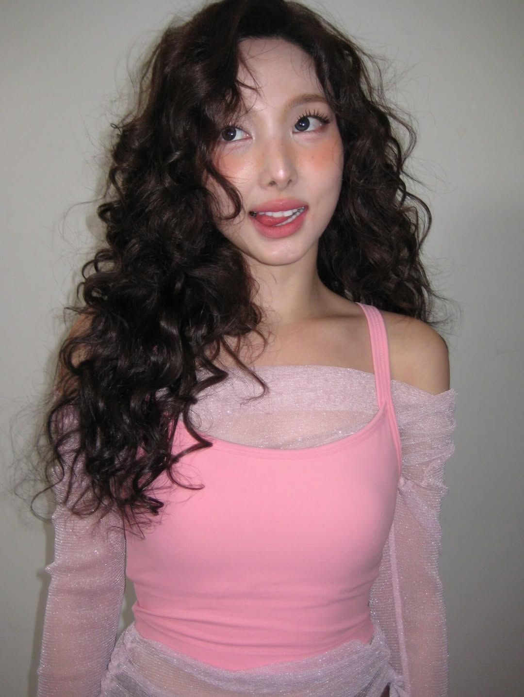 뽀글 파마 (출처 : 인스타그램 @nayeonyny)