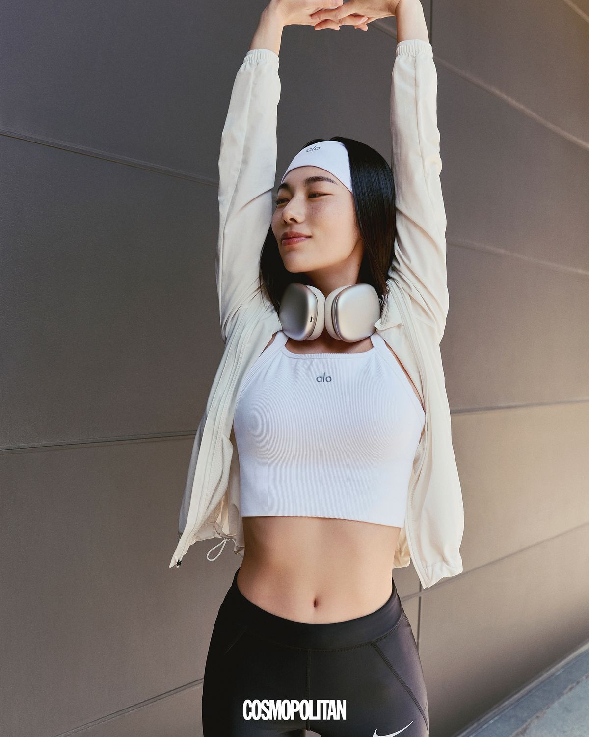 탱크톱 11만원, 헤드밴드 4만5천원 모두 Alo. 에어팟 맥스 스타라이트 76만9천원 Apple. 러닝 재킷, 레깅스 본인 소장품.