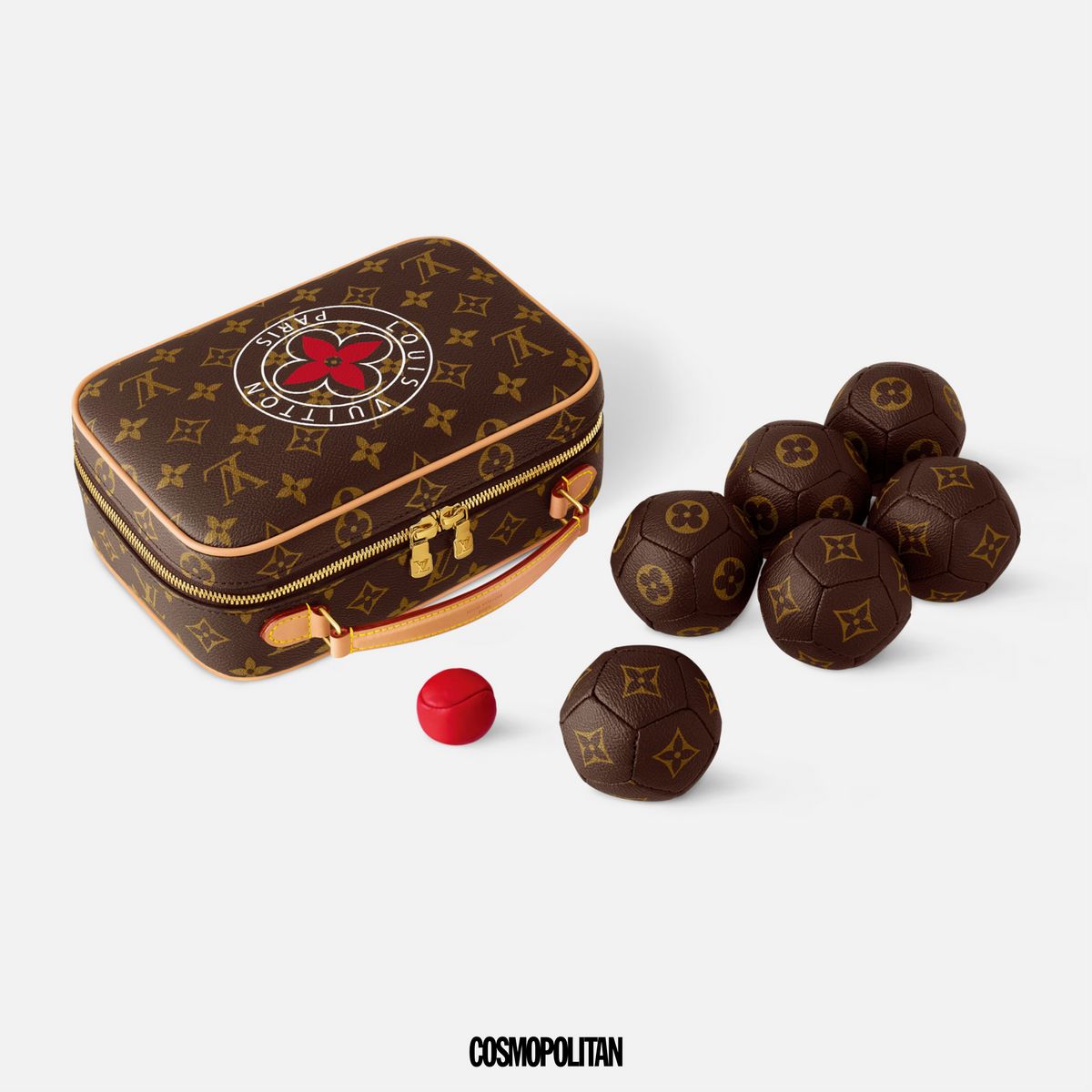 모노그램 패턴 볼이 돋보이는 소프트 페탕크 세트 5백만원대 Louis Vuitton. 