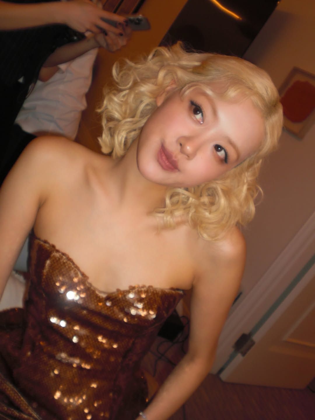 뽀글 파마 (출처 : 인스타그램 @roses_are_rosie)