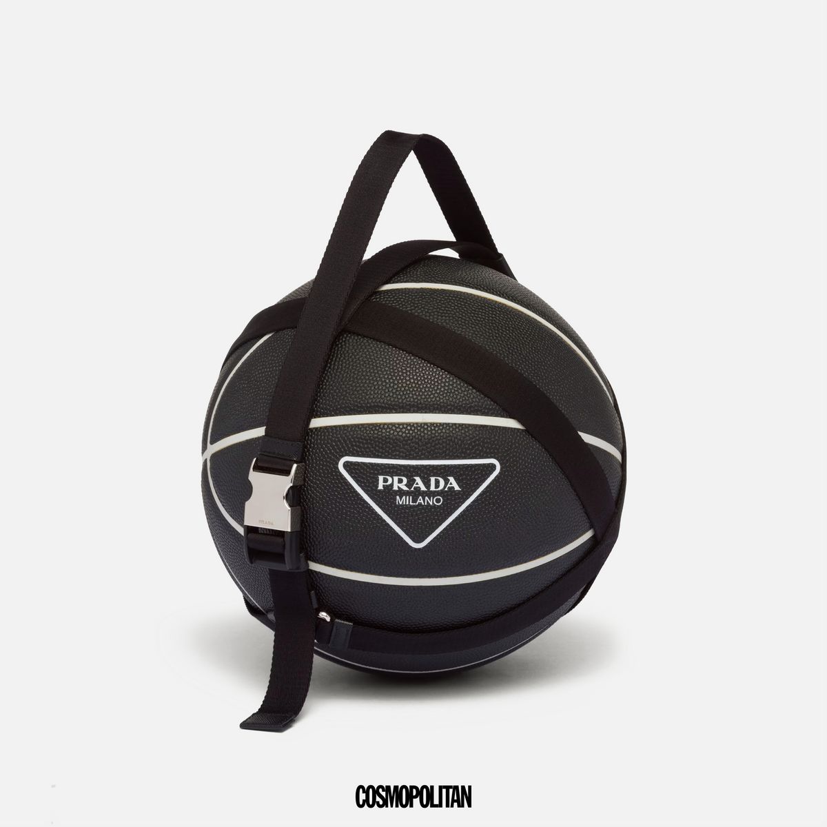 로고 포인트 블랙 농구공. 스트랩 포함 1백34만원 Prada. 