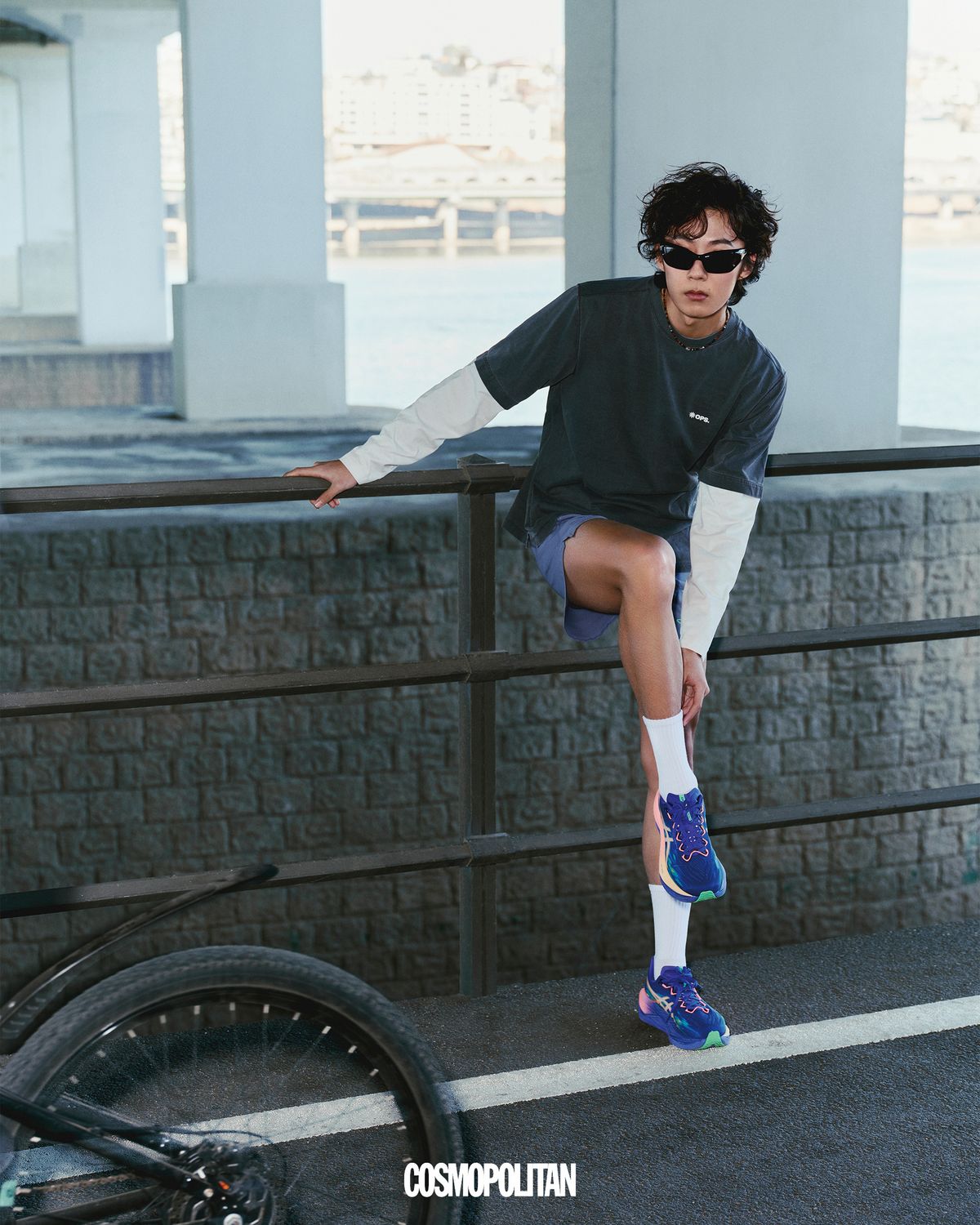 랩 선글라스 88만5천원 Balenciaga by Keyring Eyewear. 러닝 삭스 1만8천원 Oddsocks. 티셔츠, 쇼츠, 목걸이, 러닝화 본인 소장품.