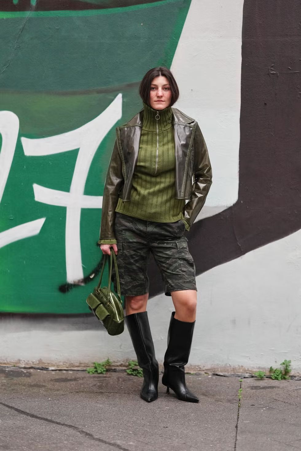 봄 코디 추천 조합, 반바지 + 부츠 | Edward Berthelot//Getty Images