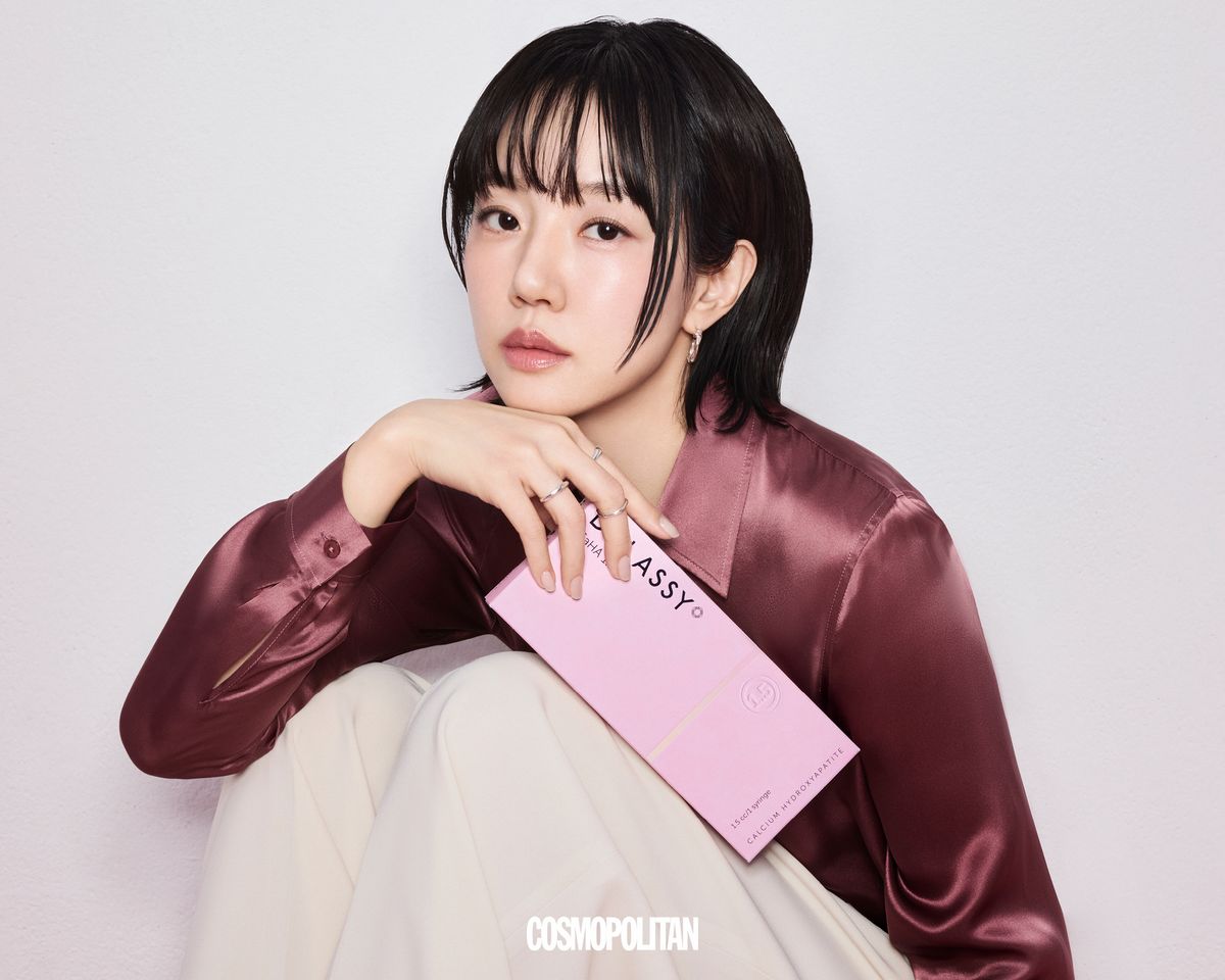 임수정의 절제된 제스처와 세련된 애티튜드, 빛을 머금은 피부가 모든 스태프의 시선을 사로잡았다. 그녀가 들고 있는 제품은 섬세하게 채우는 칼슘 콜라겐 부스터, 디클래시 CaHA, DNC AESTHETICS. 실크 셔츠 L'agence. 이어링과 레이어링 된 링 모두 Flit. 아이보리 팬츠 스타일리스트 소장품.