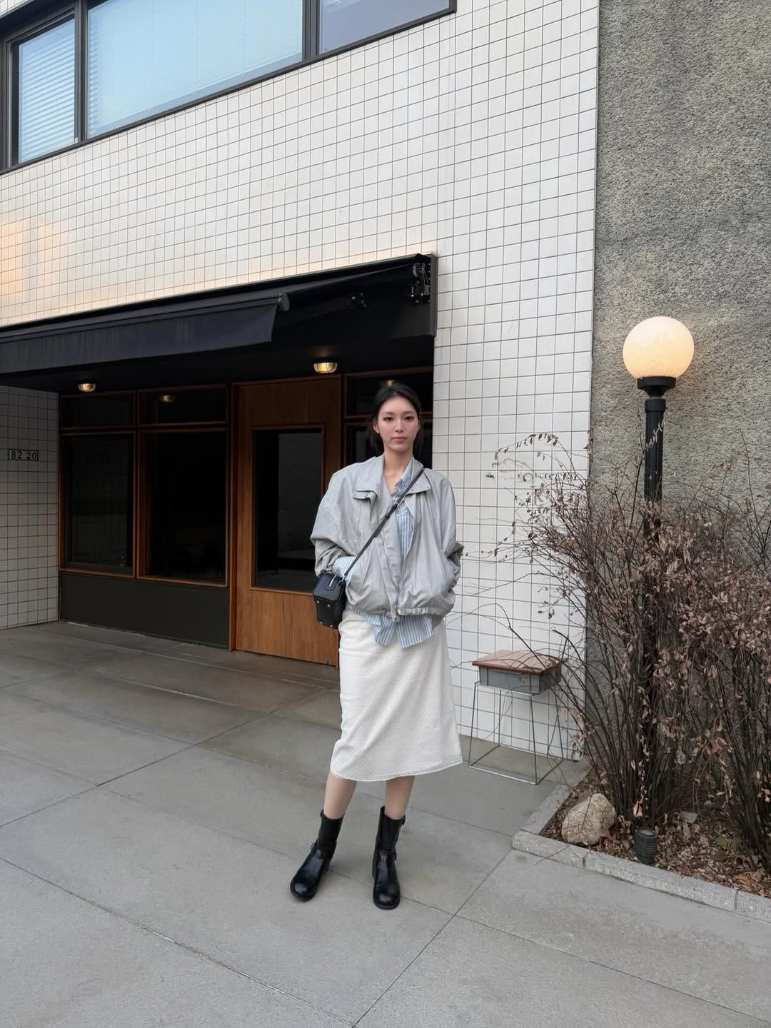 박현지의 뷔스트에 레이어링 블라우스 패션. 인스타그램 @hyundipark