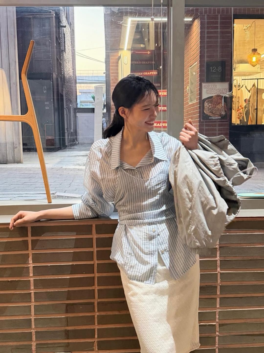 박현지의 뷔스트에 레이어링 블라우스 패션. 인스타그램 @hyundipark