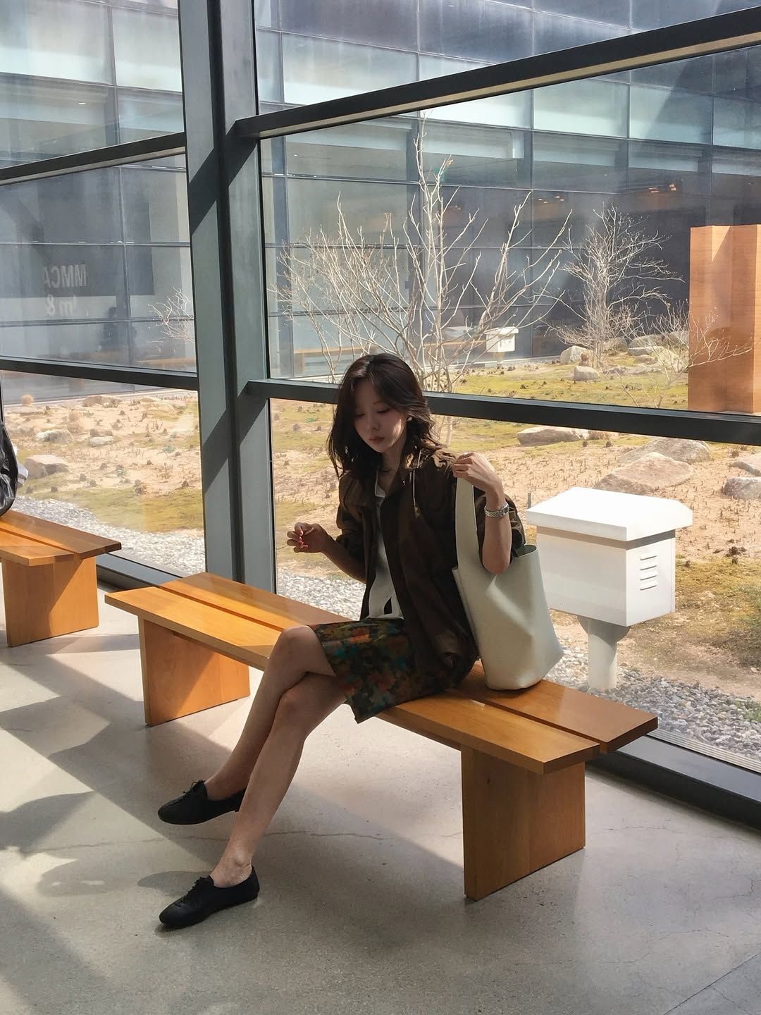 고민영의 플라워 포인트 블라우스 코디. 인스타그램 @lamuzes 