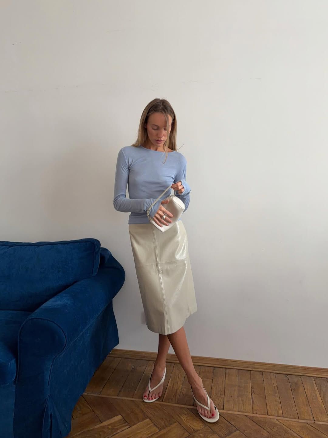 아이시 블루 티셔츠를 입은 패션 인플루언서 크리스티나 코롭코 @kgamine