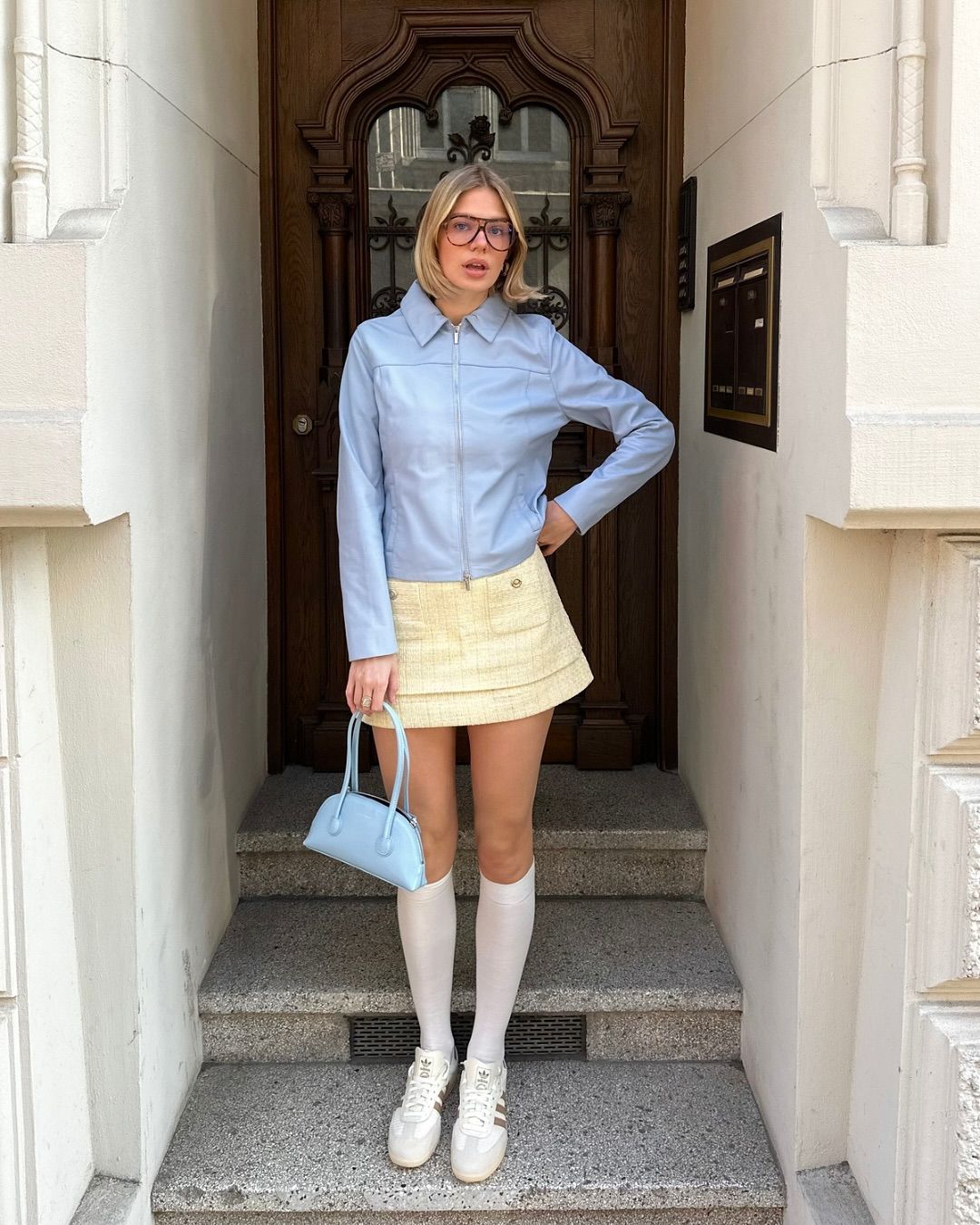 아이시 블루 재킷과 미니백을 착용한 패션 인플루언서 린다 슐츠 @linda.sza