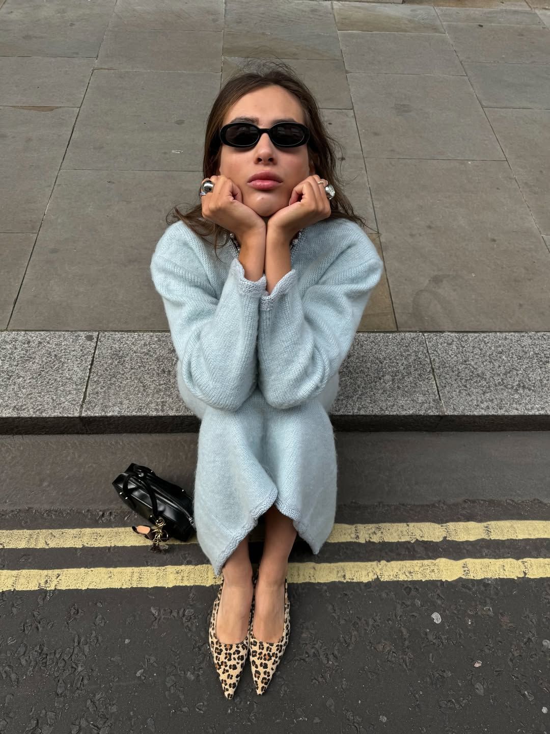 아이시 블루 니트 셋업을 입은 패션 인플루언서 케이트 클렘 @katyaklema