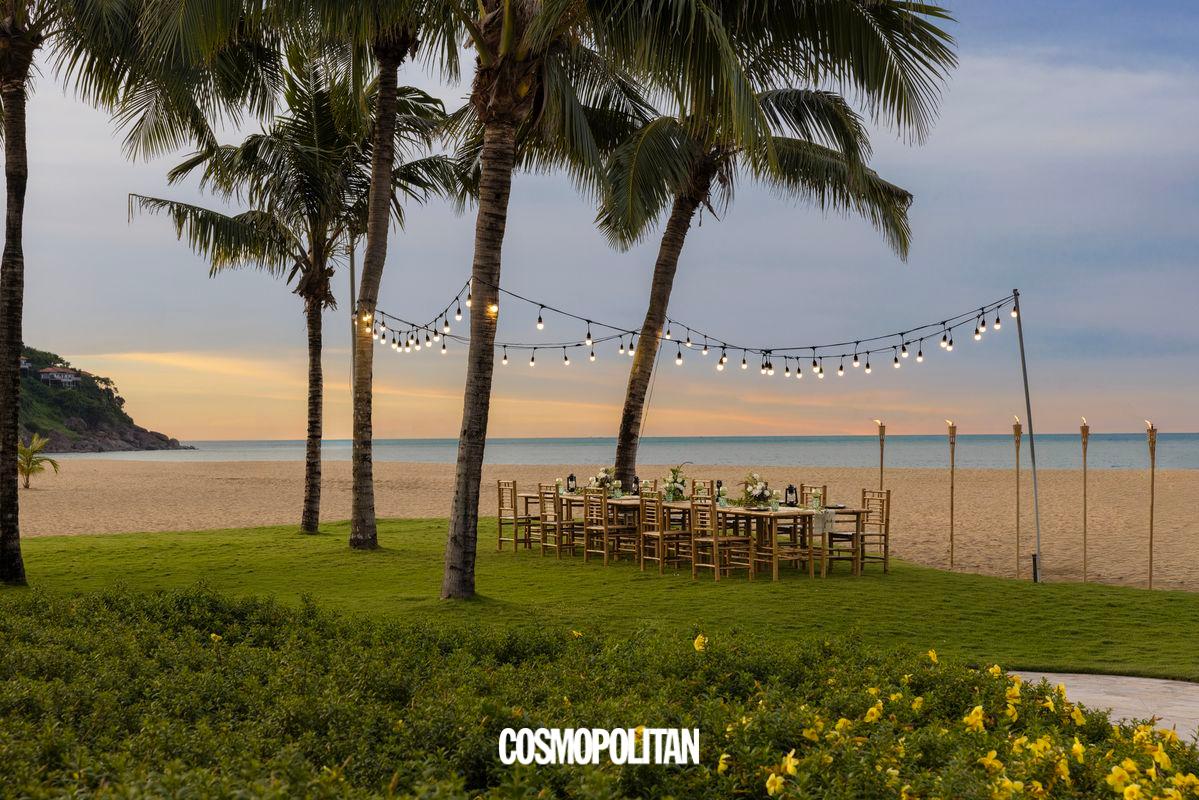 해변가 바로 앞에 위치한 레스토랑 '뭄바'의 야외 테이블