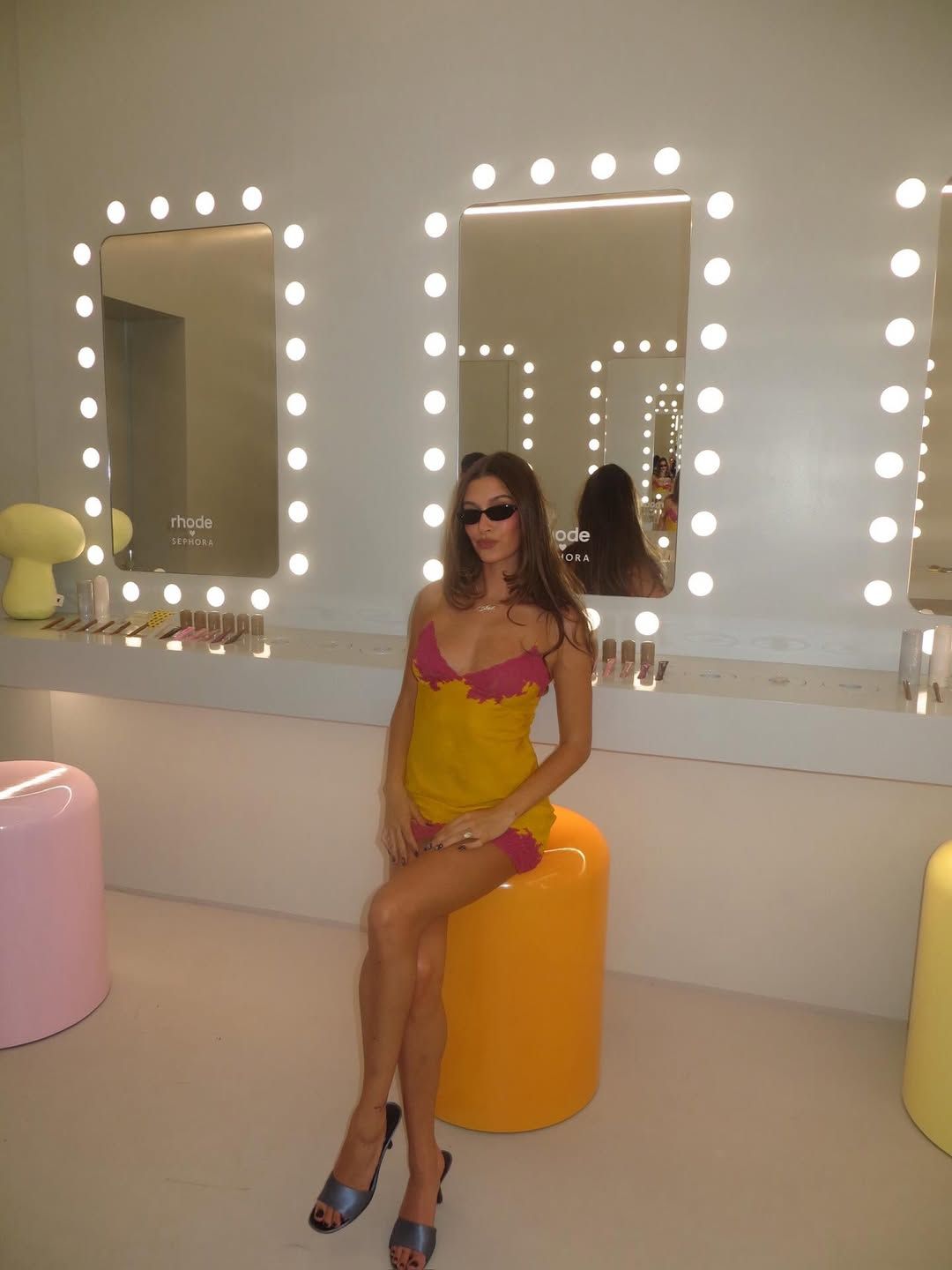 뮬 슬리퍼를 매치한 헤일리 비버의 코첼라 아웃핏. 인스타그램 @haileybieber