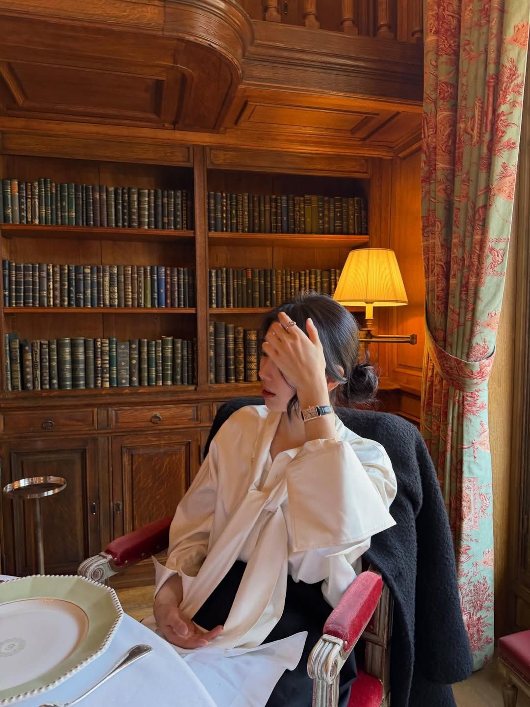 수지 리본 블라우스 | 인스타그램 @skuukzky