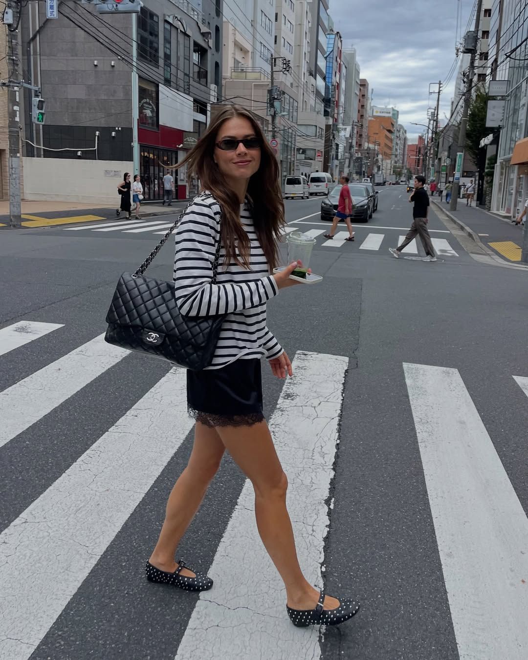 란제리 쇼츠를 데일리 룩으로 활용한 패션 인플루언서 루나 이사벨라 @lunaisabellaa