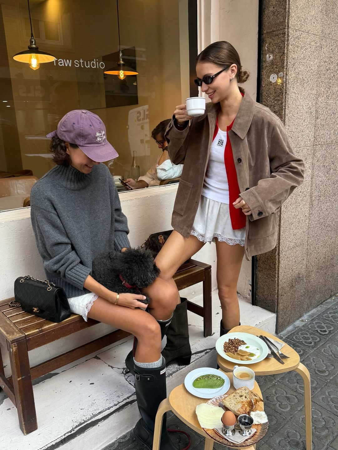 란제리 쇼츠와 레드 포인트 룩을 완성한 패션 인플루언서 알렉산드라 아우라 @alexandra_aura