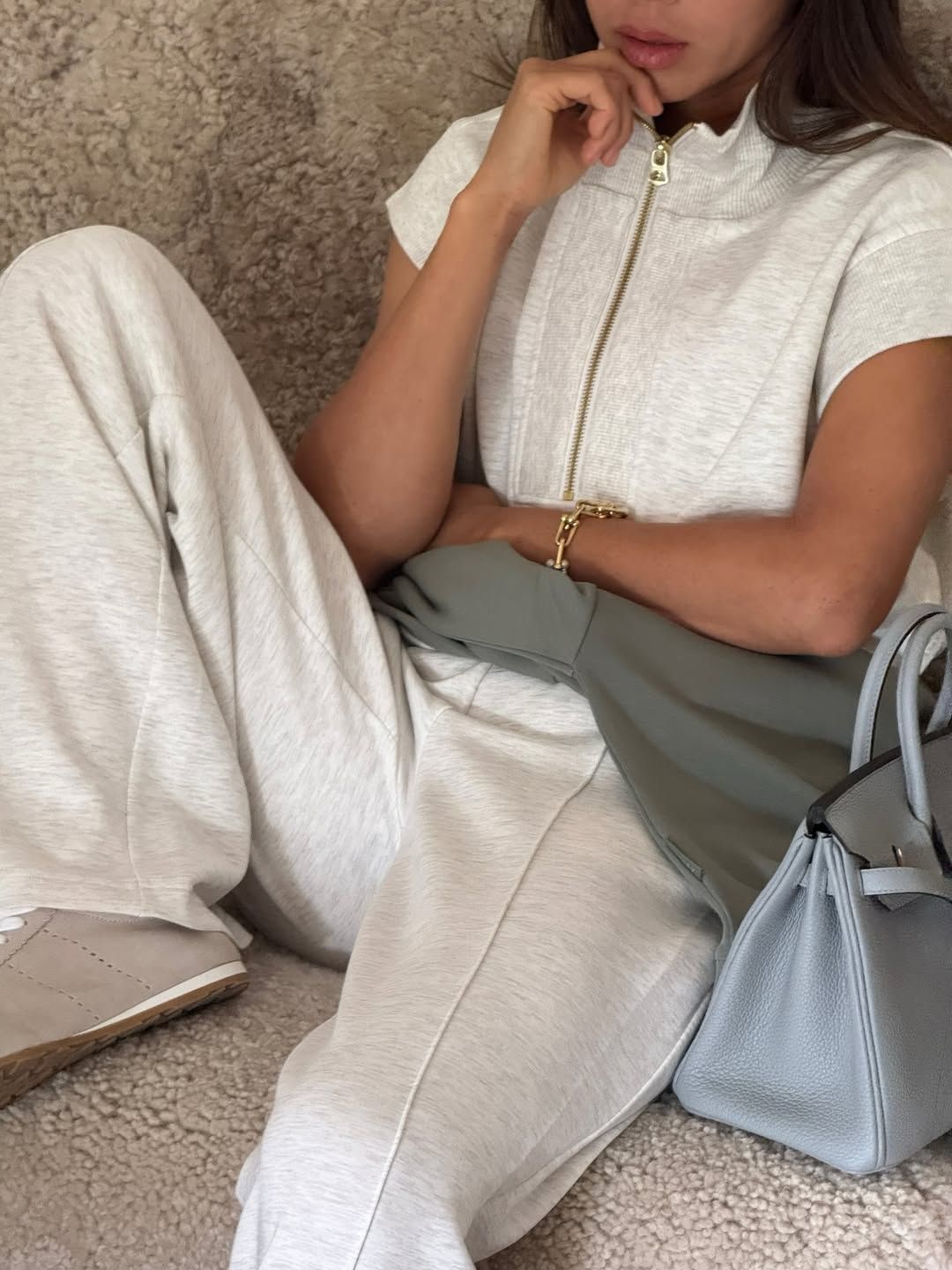 그레이 가디건을 착용한 패션 인플루언서 아미송 인스타그램 @aimeesong