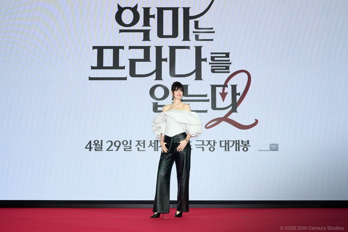 앤 해서웨이 오프숄더 | 인스타그램 @20thcenturystudioskr