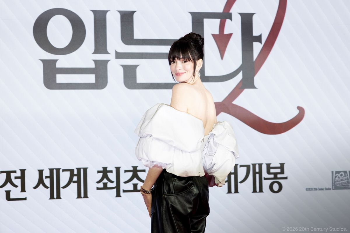 앤 해서웨이 오프숄더 | 인스타그램 @20thcenturystudioskr