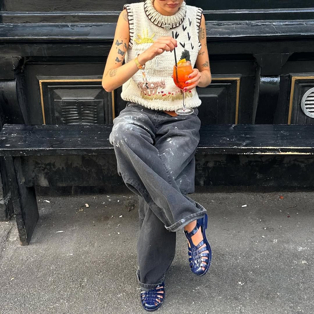 젤리 슈즈 WITH 데님 팬츠 | 인스타그램 @evie_mills