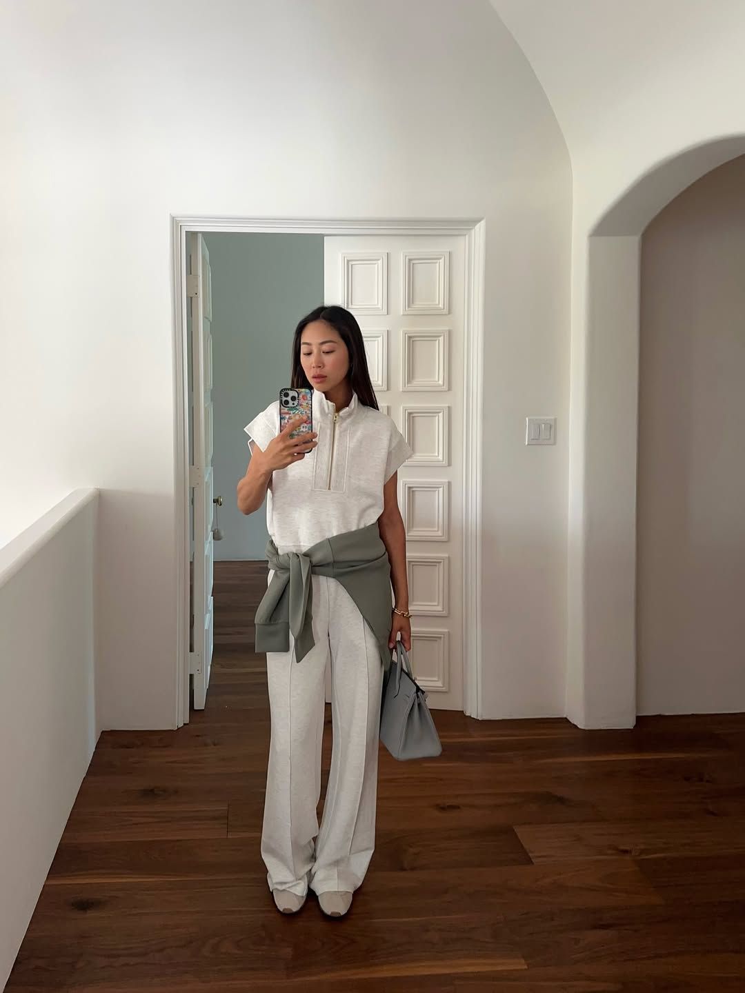 그레이 가디건을 착용한 패션 인플루언서 아미송 인스타그램 @aimeesong