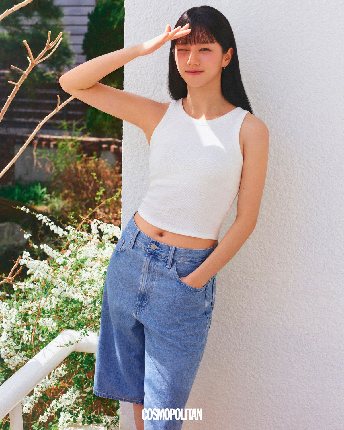 립 크롭 브라탑 2만9천9백원, 데님 쇼트 팬츠 3만9천9백원, 삭스 3천9백원 모두 Uniqlo. 