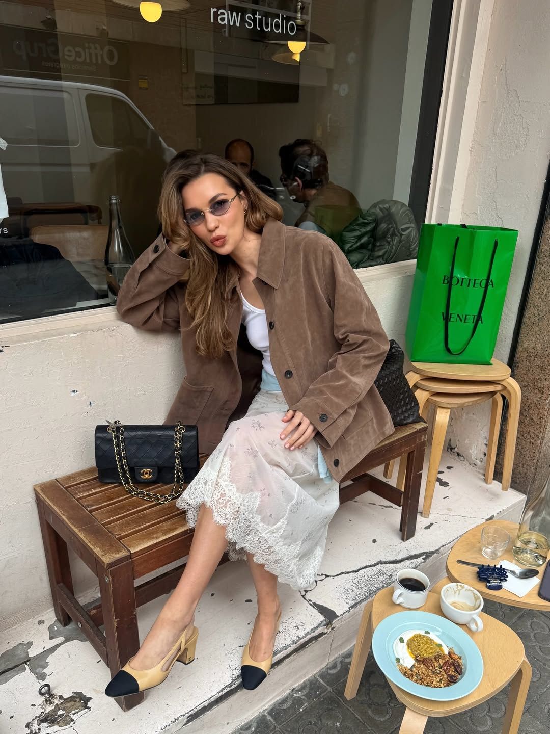 블루 가디건을 로맨틱하게 스타일링한 패션 인플루언서 알렉산드라 아우라 인스타그램 @alexandra_aura