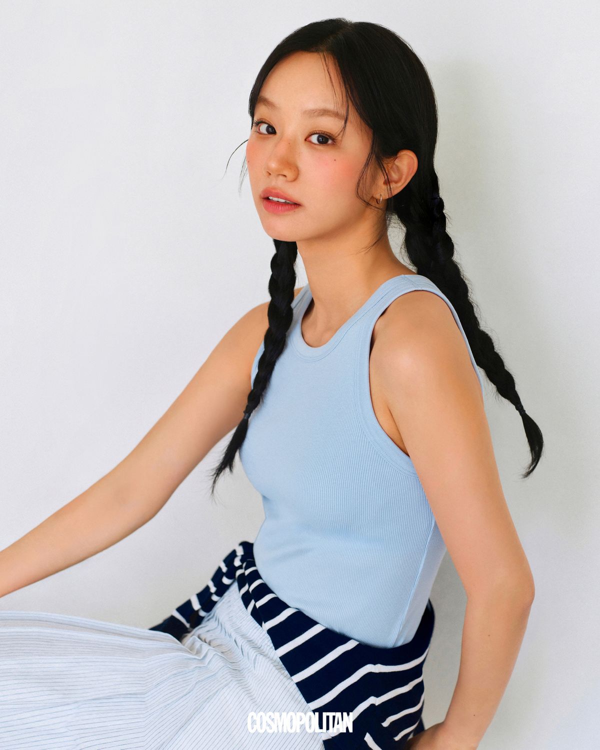 립 브라탑 2만9천9백원, 리넨 블렌드 턱 롱스커트 4만9천9백원, 허리에 묶은 스트라이프 크루넥 가디건 3만9천9백원 모두 Uniqlo. 