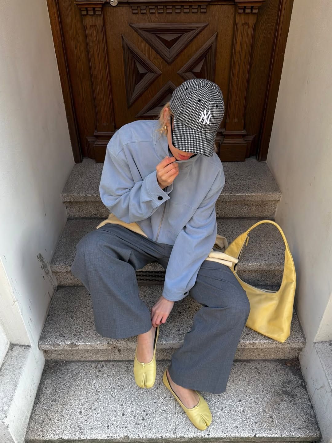 옐로 가디건을 활용한 패션 인플루언서 린다 슐츠 인스타그램 @linda.sza