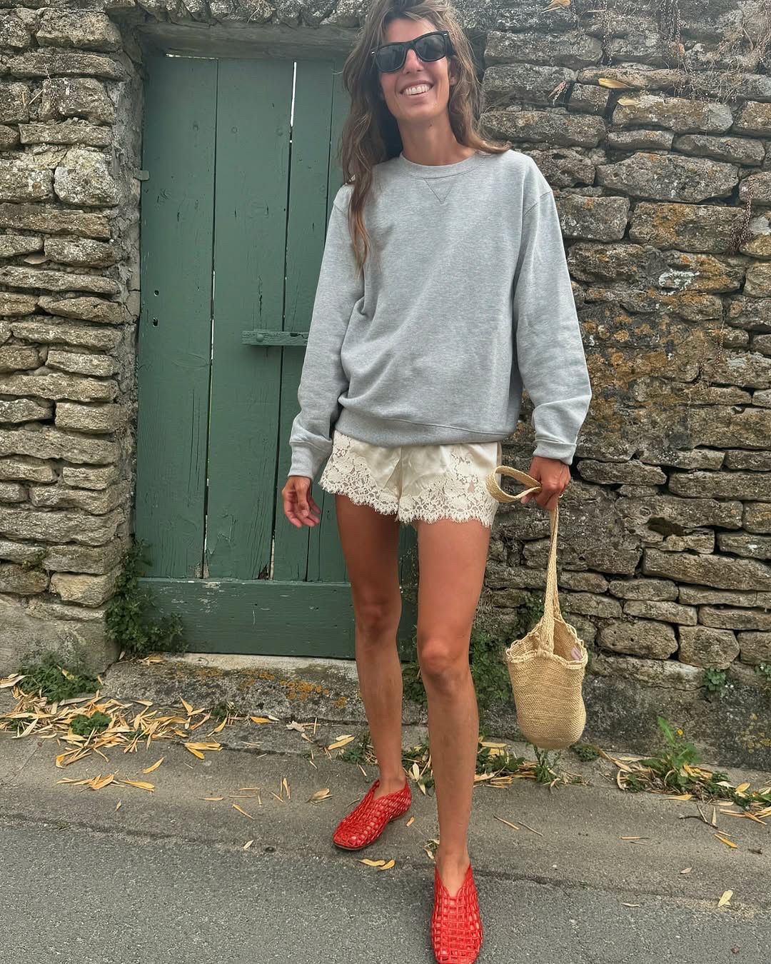 젤리 슈즈 WITH 쇼츠 | 인스타그램 @lauravidrequin