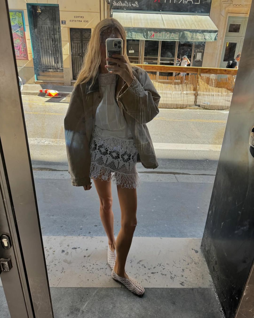 젤리 슈즈 WITH 원피스 | 인스타그램 @courtneygrow