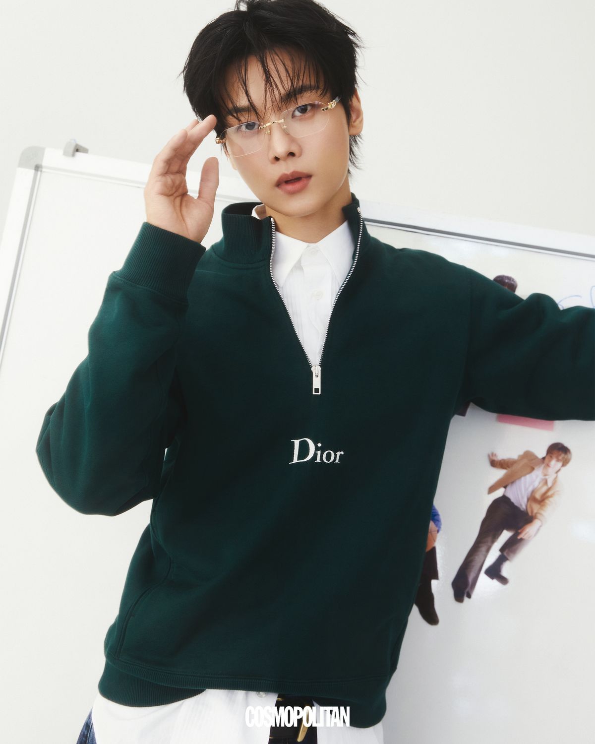 톱, 이너 셔츠 모두 Dior. 팬츠 Aspesi. 안경 Cartier. 벨트 스타일리스트 소장품.