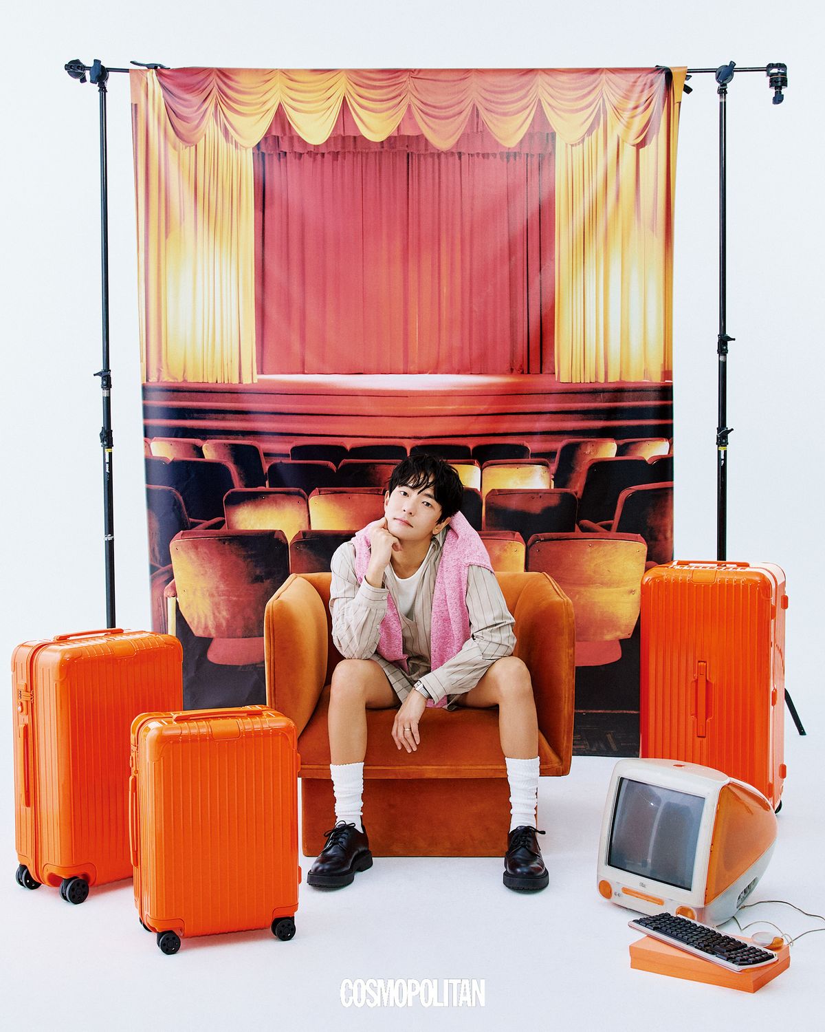 다양한 사이즈로 선택 가능한 에센셜 컬렉션. (왼쪽부터)에센셜 체크인 미디엄 1백57만원, 에센셜 캐빈 1백36만원, 에센셜 트렁크 플러스 2백16만원 모두 RIMOWA. 셔츠, 쇼츠 모두 Tod’s. 어깨에 두른 니트 톱 Satur. 티셔츠, 양말, 로퍼 스타일리스트 소장품. 시계, 반지 본인 소장품. 