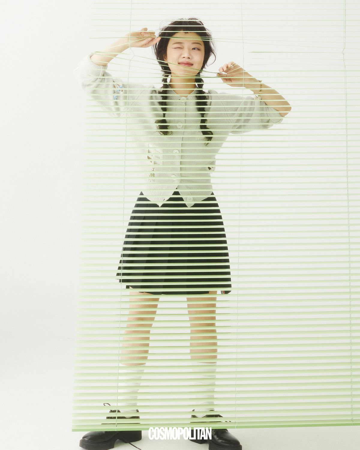 카디건 Barrie. 미니스커트 Thom Browne. 슈즈 Coach. 팔찌, 양말 스타일리스트 소장품.