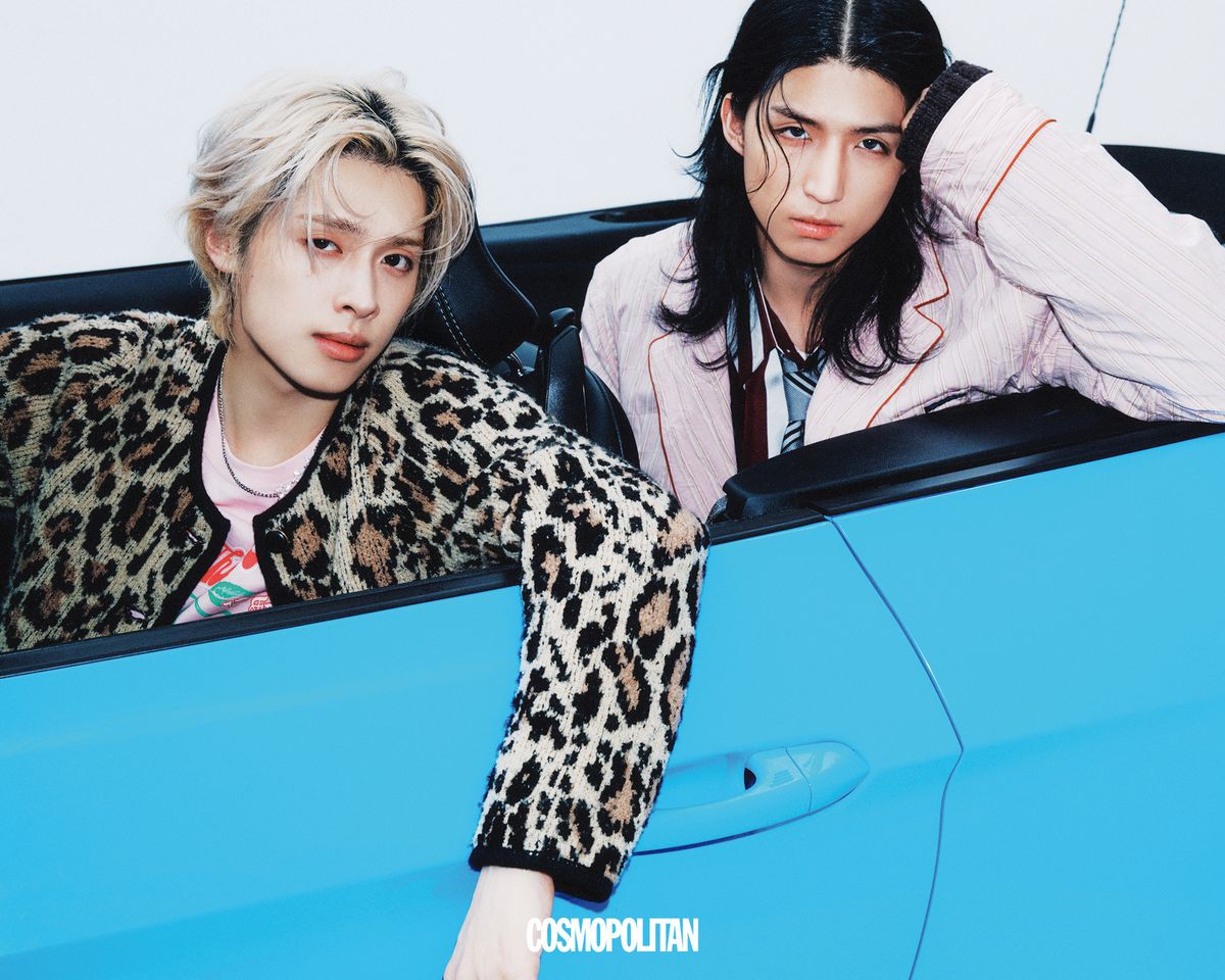 (가온)카디건 Coach. 티셔츠 Vans. 목걸이 스타일리스트 소장품. (준한)재킷, 카디건, 셔츠, 타이 모두 Dolce&Gabbana.