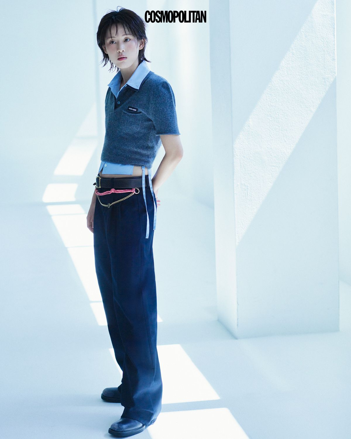 니트 톱, 포플린 슬리브리스 셔츠, 벨트, 슈즈 모두 Miu Miu. 팬츠 스타일리스트 소장품. 