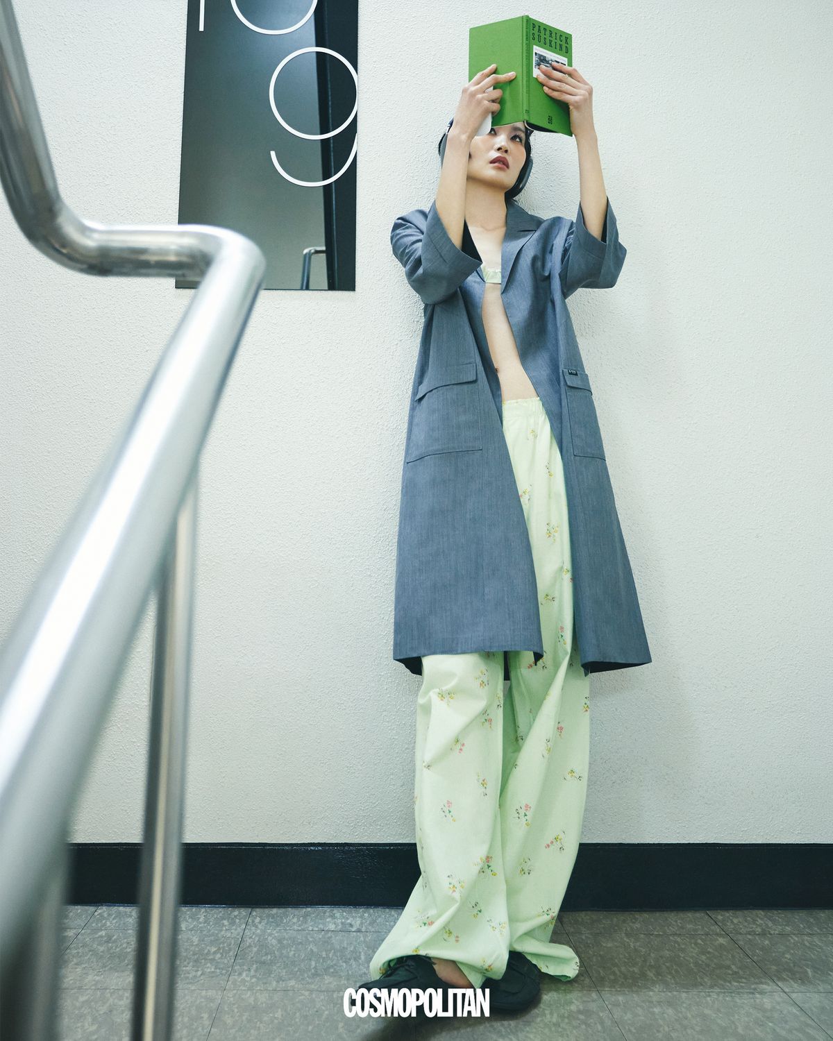 롱 재킷, 플로럴 브라톱, 코튼 팬츠, 레더 슬립온 모두 가격미정 Prada.