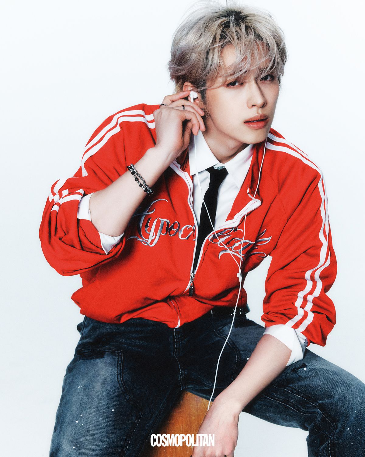 트랙 집업 Yuai.lab. 데님 팬츠 Schism Inducing. 셔츠, 타이, 팔찌, 반지 스타일리스트 소장품. 