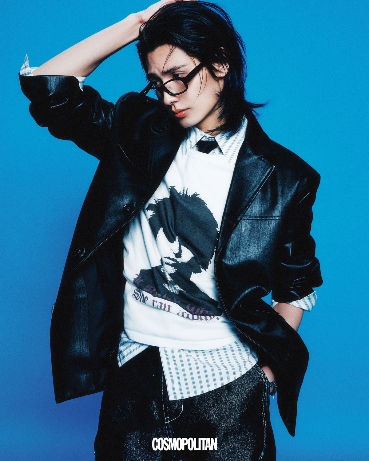 레더 재킷 Ten Past Seven. 티셔츠 Keymisery. 데님 팬츠 Glacierboy. 안경 Blue Elephant. 셔츠, 타이, 팔찌 스타일리스트 소장품.