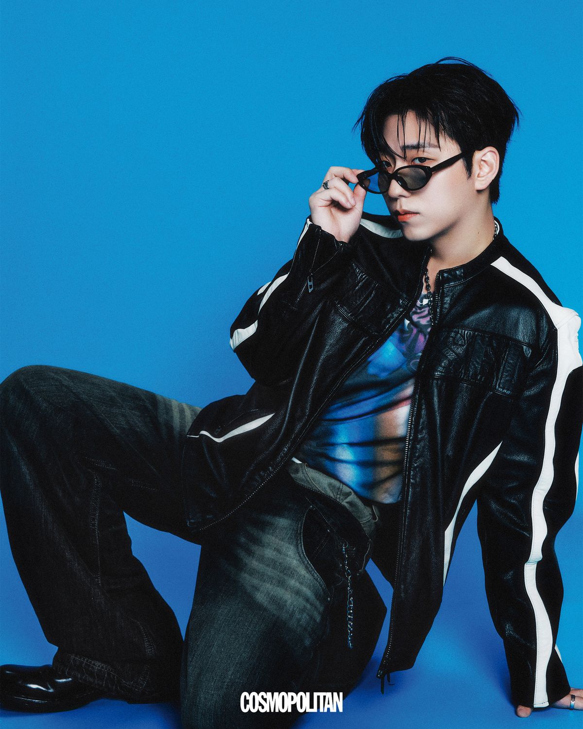 레더 재킷, 티셔츠 모두 Diesel. 데님 팬츠 Opus 0012. 선글라스 Blue Elephant. 체인, 목걸이, 반지 스타일리스트 소장품. 