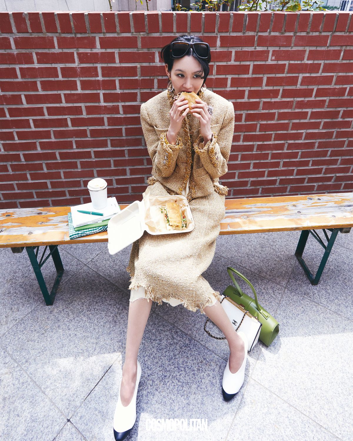 트위드 재킷, 실크와 믹스한 트위드 드레스, 투톤 펌프스, 바닥에 놓인 클래스프 백 모두 가격미정 Chanel. 볼드한 사각 선글라스 가격미정 Saint Laurent by Anthony Vaccarello. 아세테이트 펜던트 귀고리 39만3천원 Polène. 하트 모양 반지 가격미정 Burberry. 바닥에 놓인 이스트웨스트 백 2백90만원 Jil Sander.