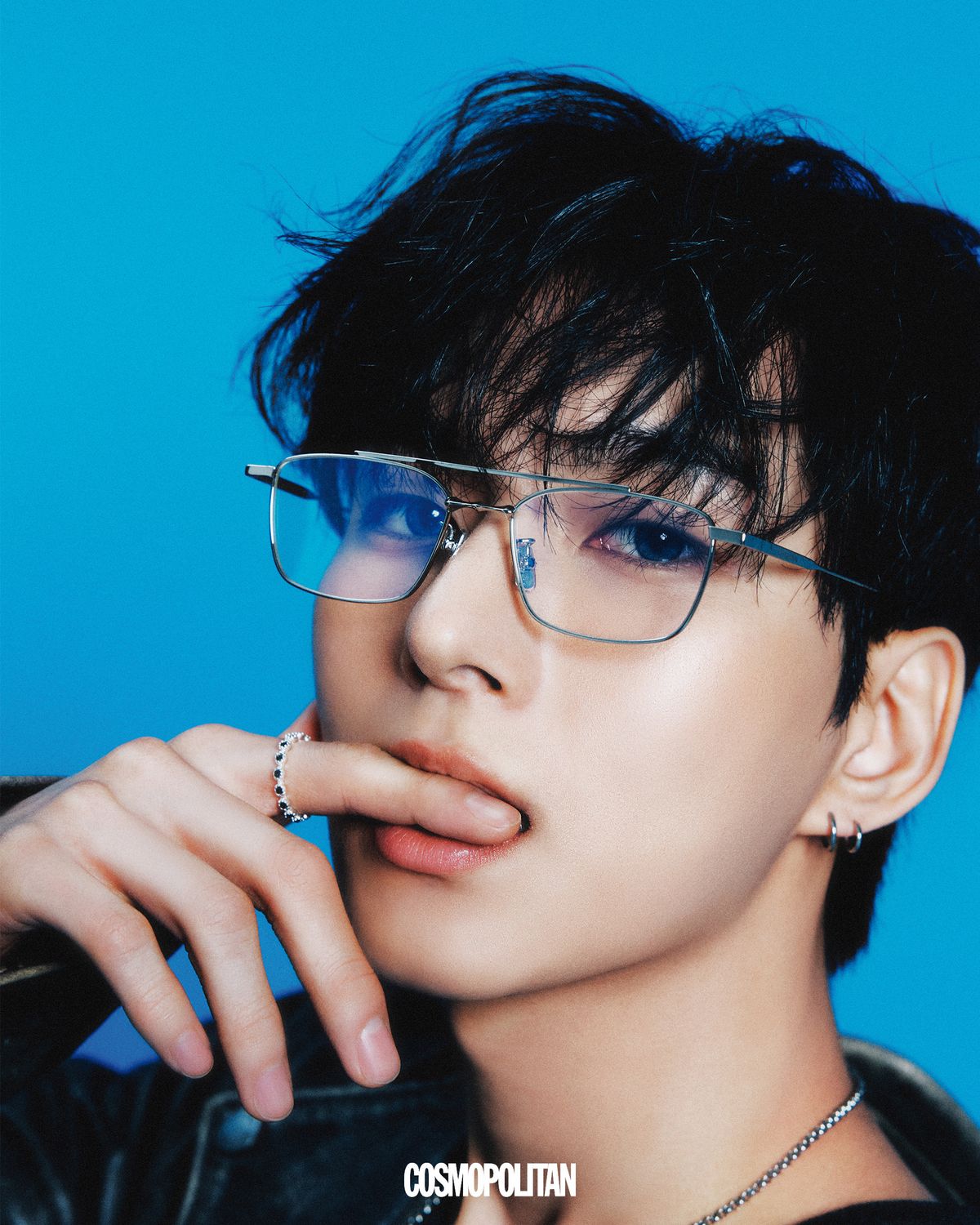 레더 재킷 Golden Goose. 슬리브리스 톱 Process. 안경 Low Gener. 목걸이, 반지 스타일리스트 소장품. 