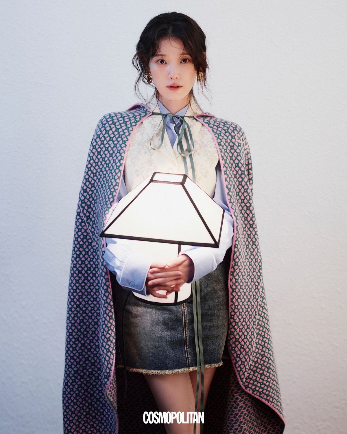 케이프, 베스트, 셔츠, 데님 스커트, 귀고리 모두 Dior.