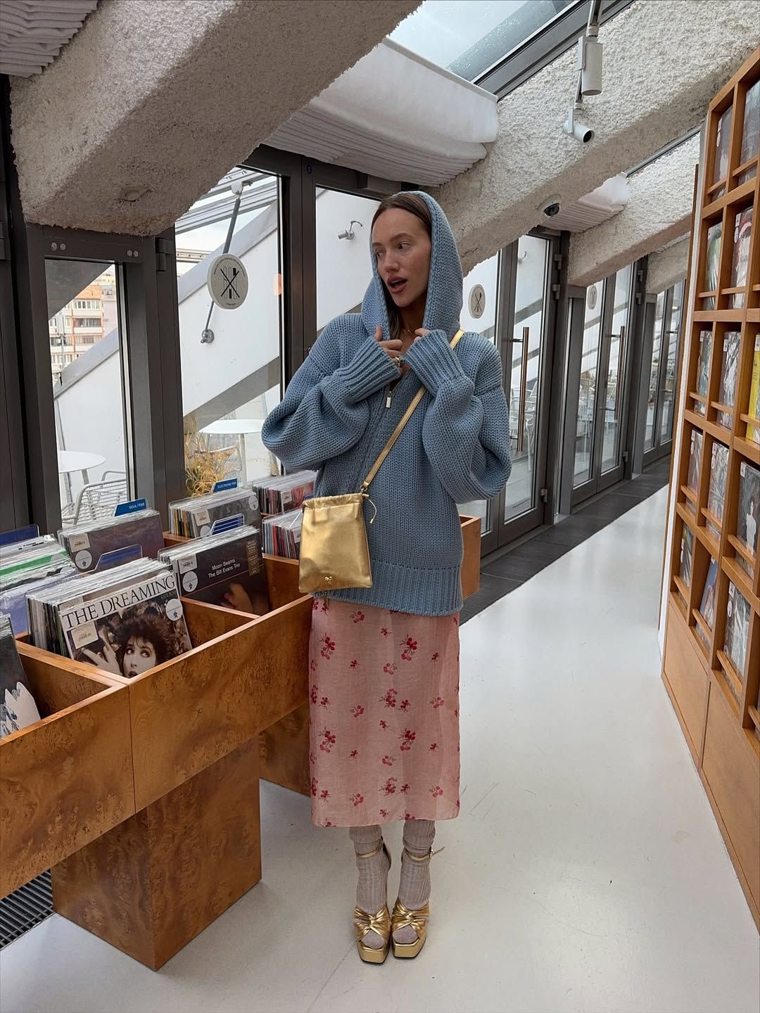 플라워 시스루 치마를 착용한 패션 인플루언서 크리스티나 코롭코 @kgamine