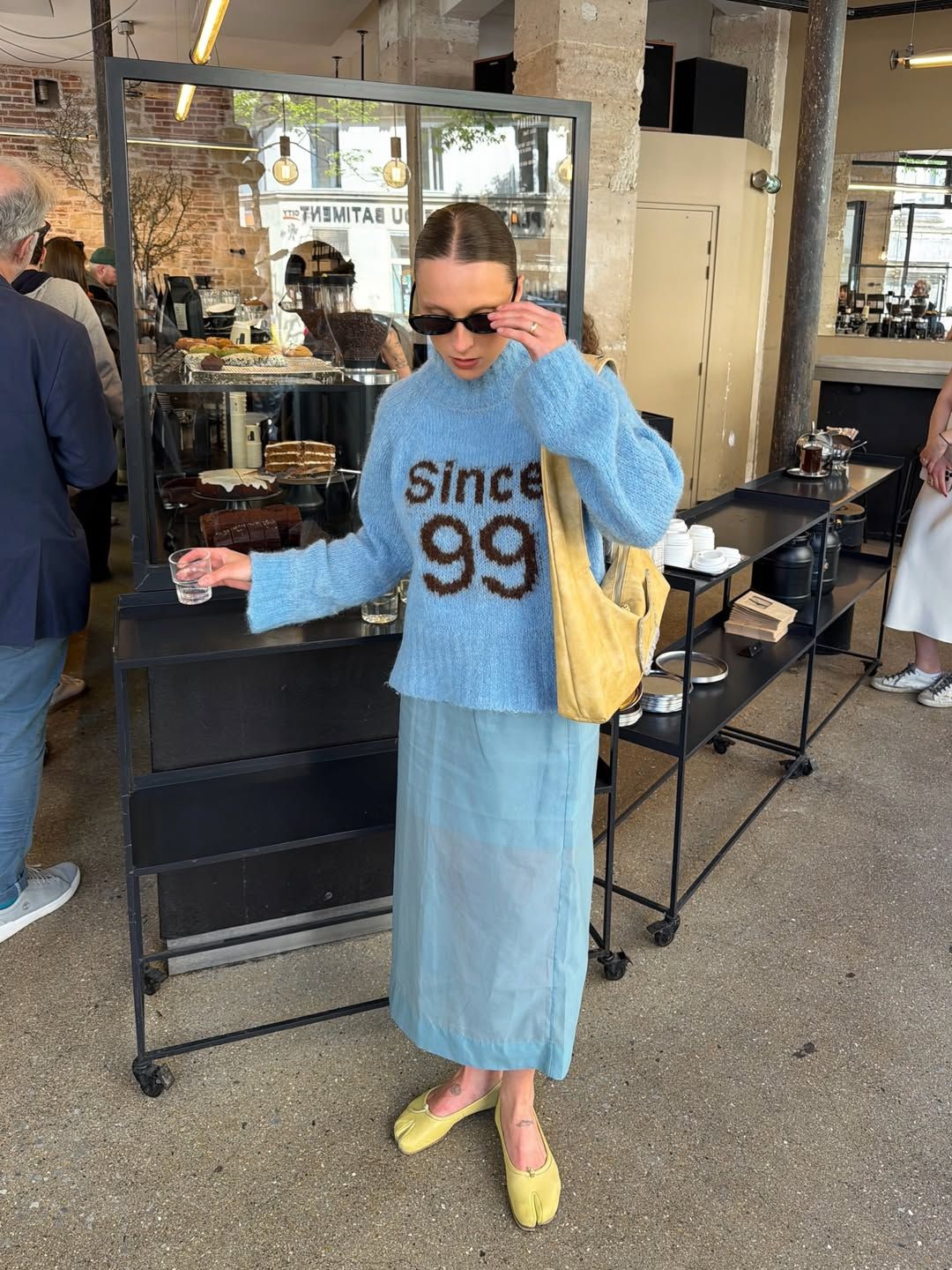 블루 시스루 치마를 입은 패션 인플루언서 라라 부스만 인스타그램 @lara_bsmnn