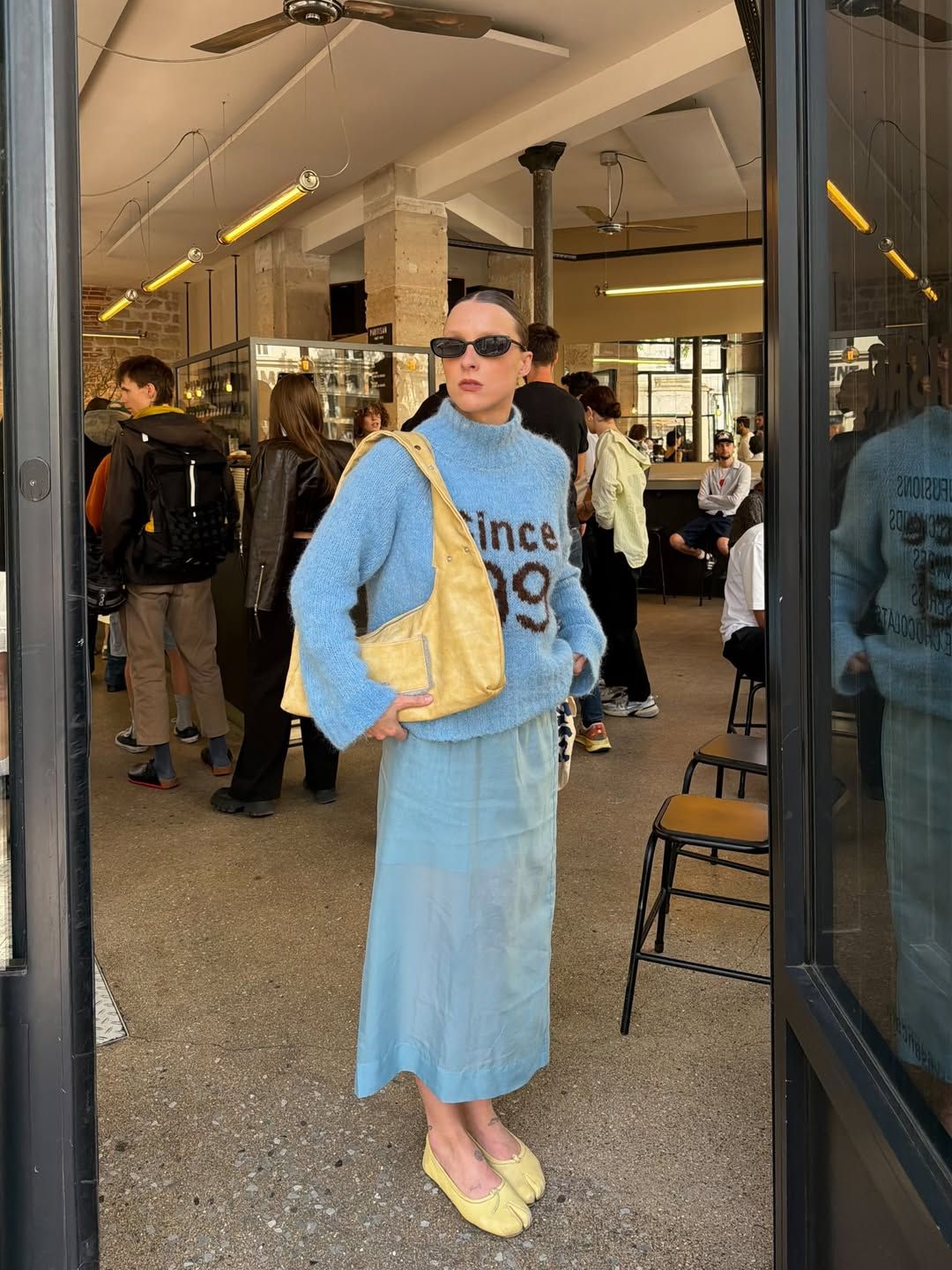 블루 시스루 치마를 입은 패션 인플루언서 라라 부스만 인스타그램 @lara_bsmnn