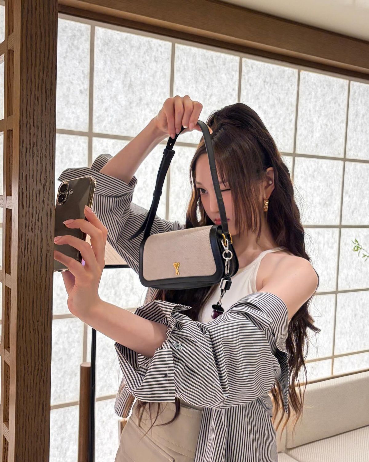 영서의 홀터넥 코디. 인스타그램 @youngseo